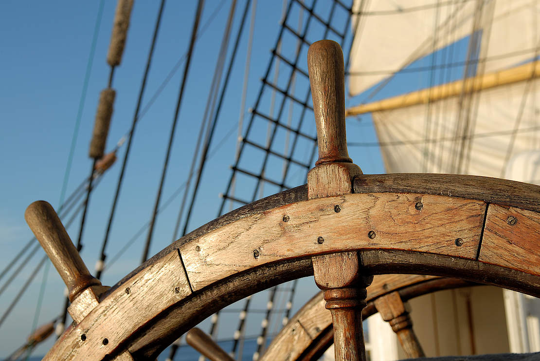 Ein Steuerrad auf einem Segelschiff